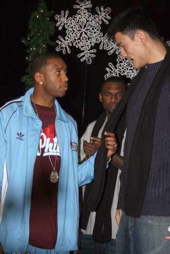 大胜33分！广东男篮晋级八强，“小胡金秋”表现出彩（轰赢33分！广东男篮挺进八强，“小胡金秋”闪耀全场）