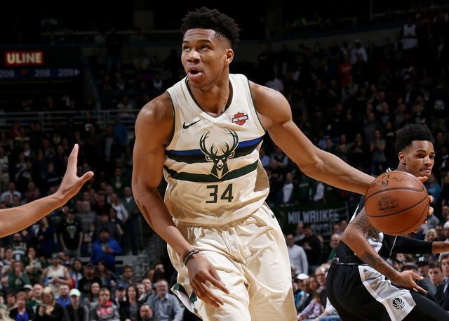 梅西世界波破门 帮助球队全取三分（梅西远射建功 助球队拿下三分）